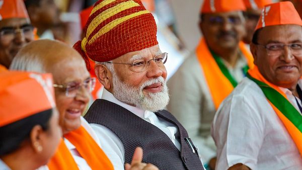 शहजादे को प्रधानमंत्री बनाना चाहता है पाकिस्तान.. फवाद चौधरी ने की राहुल की तारीफ तो बरसे पीएम मोदी