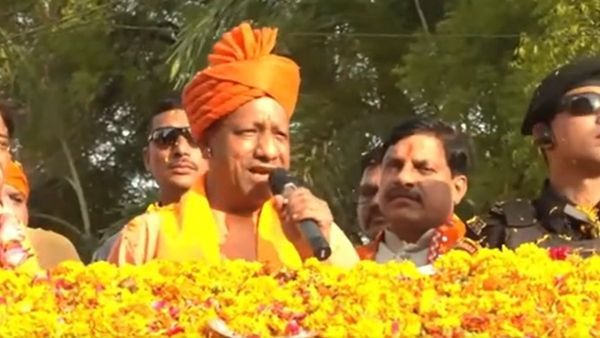 झांसी पहुंचे एमपी सीएम मोहन यादव, अनुराग शर्मा के समर्थन में किया रोड शो