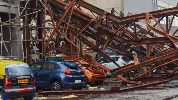 मुंबई में विशालकाय होर्डिंग लोगों पर गिरी, 14 की मौत, 74 घायल, CM ने किया मुआवजे का ऐलान