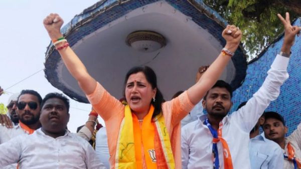 15 सेकेंड के लिए पुलिस हटा दो तो… हैदराबाद में BJP सांसद नवनीत राणा ने ओवैसी भाइयों को दिया खुला चैलेंज