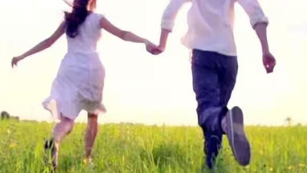 UP News: पति के साथ जा रही थी मायके, बीच रास्ते में मिल गया प्रेमी और ऐसे हो गयी फरार, देखते रह गया पति और फिर