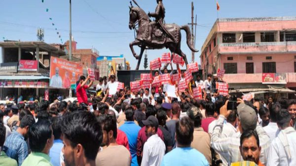 अचानक सड़क पर जमा हो गए सैकड़ों लोग, अखिलेश यादव के खिलाफ करने लगे नारेबाजी, जानिए पूरा मामला