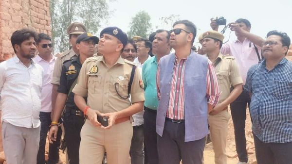 Maharajganj News: ईंट भट्ठे की दीवार गिरने से एक मजदूर की मौत, डीएम ने परिजनों को बधाया ढ़ाढस