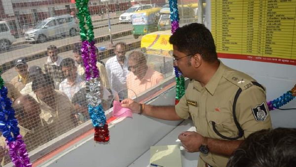 Ujjain News: काउंटर पर बैठ रिक्शा के टिकट काटने लगे कलेक्टर-एसपी, ऐसा है मामला