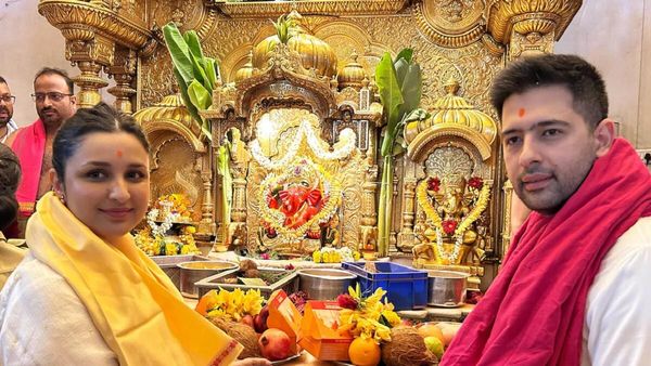 राघव चड्ढा की आंख की सर्जरी के बाद सिद्धिविनायक मंदिर पहुंचीं परिणीति चोपड़ा, पति ने ऐसे किया पत्नी का बचाव