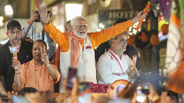 काशी में पीएम मोदी का भव्य स्वागत, रोड शो में डमरू की गूंज, गंगा आरती, देखें Video