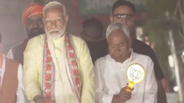 PM Modi in Patna: पटना में पीएम मोदी का मेगा रोड शो, सीएम नीतीश ने लिया हाथ में कमल, उमड़ी भीड
