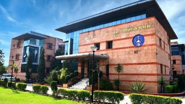 Rajasthan: कौन है ये RAS अफसर रामकिशोर मीणा, जो साढ़े 12 लाख के घूसकांड में फंसा