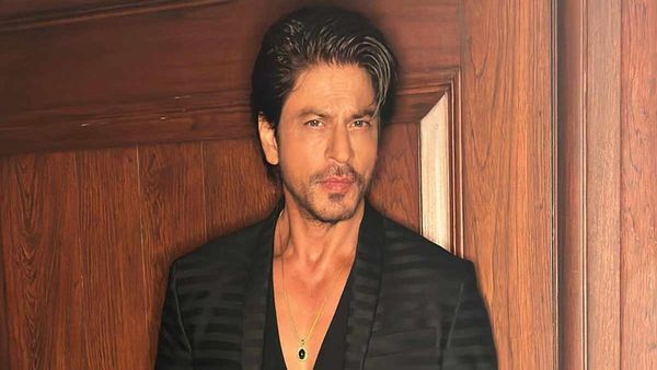 शाहरुख खान की महज इतनी थी पहली सैलरी, अब हर दिन कमाते हैं 10 करोड़, दौलत इतनी टॉम क्रूज को भी छोड़ा पीछे