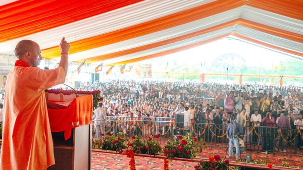 उन्‍नाव में सीएम योगी का हमला- सपा सरकार में नौजवानों के हाथ में तमंचा होता था, हमारी सरकार में टेबलेट है