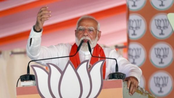 UP News: पीएम मोदी का विपक्षियों पर हमला, खुद चोरी चुपके टीके लगवाते थे, लेकिन टीवी पर लोगों को भड़काते थे