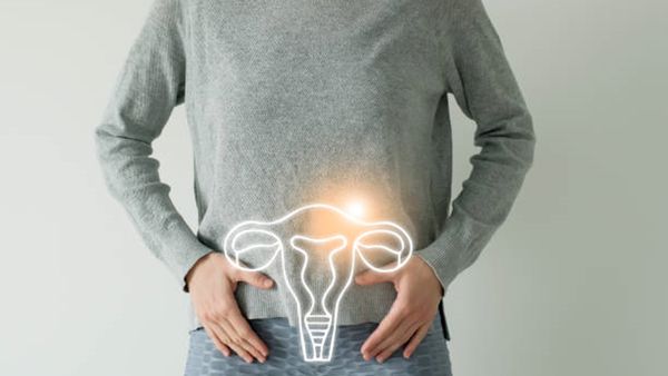 Uterus Cancer का कैसे लगाएं पता? पेट दर्द जैसे लक्षणों को ना करें इग्नोर, जानें इससे कैसे बचें