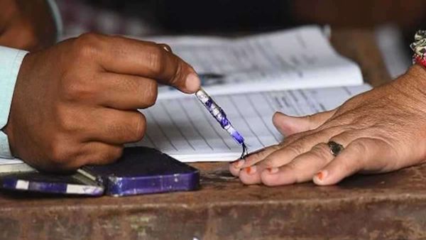 चार चरण की वोटिंग में मोदी की वापसी का संकेत 