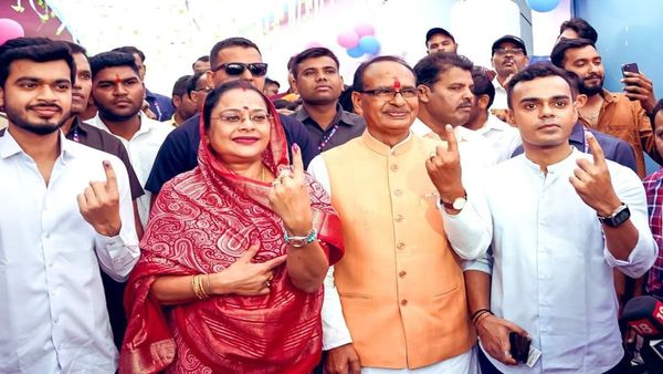 Vidisha Lok Sabha Chunav: ग्राम जैत में शिवराज सिंह चौहान ने परिवार के साथ किया वोट, मतदान से पहले की पूजा