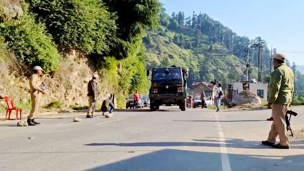 सुरक्षा बलों ने जम्मू-कश्मीर के डोडा जिले में तीन आतंकवादियों को मार गिराया