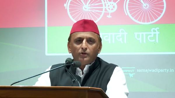 अखिलेश यादव ने बताया क्यों बढ़ा शेयर बाजार और अमूल दूध के दाम