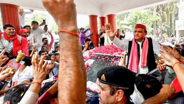 यूपी विधानसभा में LoP का पद छोड़ेंगे अखिलेश यादव, जानिए किसे मिलेगी यह बड़ी जिम्मेदारी