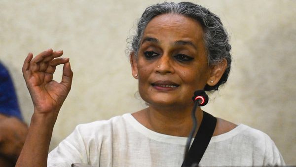 Arundhati Roy: लेखिका अरुंधती रॉय के खिलाफ चलेगा UAPA के तहत केस, दिल्ली के एलजी ने दी मंजूरी