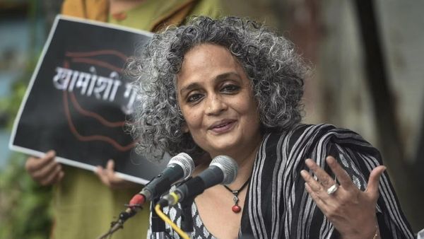 Arundhati Roy: अरुधंति रॉय पर क्यों लगाया गया UAPA? क्या है वो 14 साल पुराना मामला?