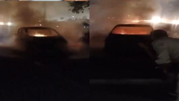 रोड पर खड़ी कार अचानक बनी आग का गोला, चंद मिनट में हुई खाक, देखें Video