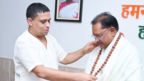 CG: आयुर्वेदाचार्य बालकृष्ण पहुंचे सीएम हाउस, सीएम विष्णुदेव साय से की सौजन्य मुलाकात