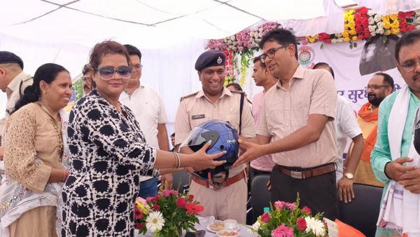 CG: रायगढ़ में हेलमेट वितरण कार्यक्रम का आयोजन, मंत्री चौधरी हुए शामिल