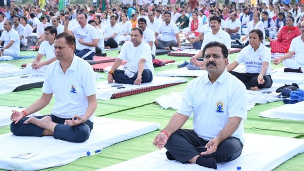 CG: दुर्ग के रविशंकर स्टेडियम आयोजित हुआ योगा कार्यक्रम , उप मुख्यमंत्री विजय शर्मा हुए शामिल
