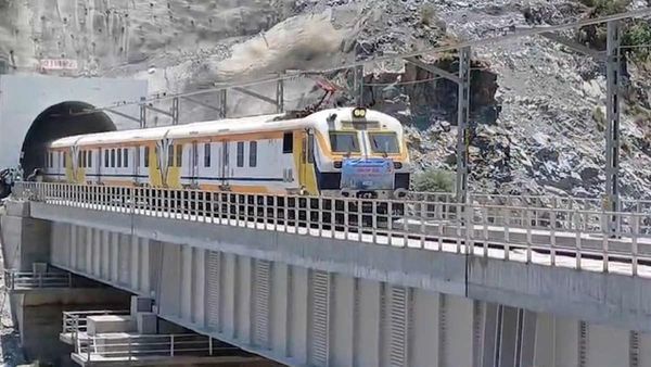 Chenab Rail Bridge: एफिल टावर से भी ऊंचे ब्रिज पर दौड़ेगी भारतीय ट्रेन! ट्रायल रन पूरा, कब शुरु होगी रेल सेवा?
