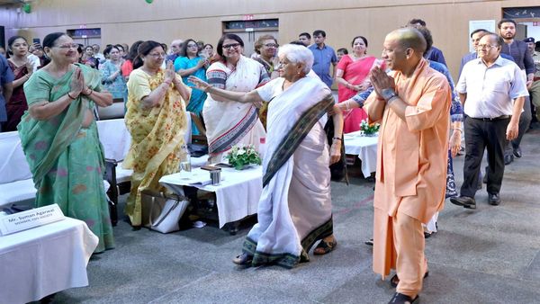 UP News: सीएम योगी लखनऊ में शिक्षक स्वागत समारोह में बतौर मुख्य अतिथि हुए शामिल, जानिए क्या बोले मुख्यमंत्री