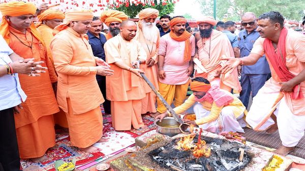 UP News: राजस्थान में संत समागम में शामिल हुए सीएम योगी, कहा-'सनातन धर्म ही भारत की आत्मा'