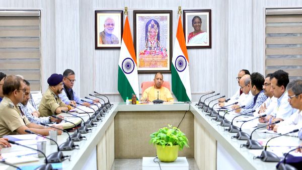 UP News: सीएम योगी ने पर्व और त्योंहारों की तैयारियों को लेकर ली समीक्षा बैठक, अधिकारियों को दिए यह निर्देश