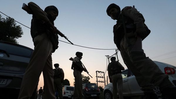 जम्मू-कश्मीर: 3 दिन में 3 आतंकी हमले, आतंकवादी के बैग से मिला पाकिस्तानी सामान, विपक्ष ने साधा PM पर निशाना