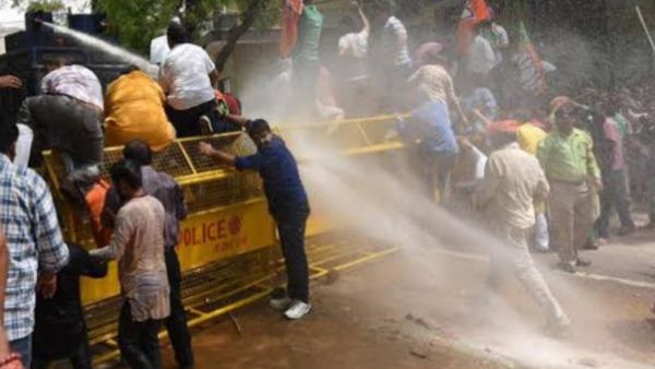 Delhi Water Crisis: 'बाल्टी लेकर पहुंचे, दिल्ली पुलिस बांट रही पानी', वाटर कैनन के इस्तेमाल पर तंज