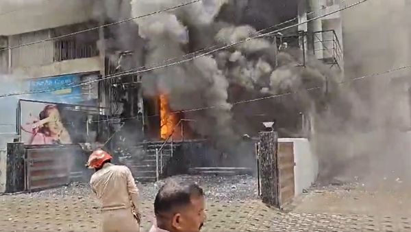 Delhi: लाजपत नगर के Eye7 चौधरी आई सेंटर में लगी भीषण आग, दमकल की 16 गाड़ियां मौके पर
