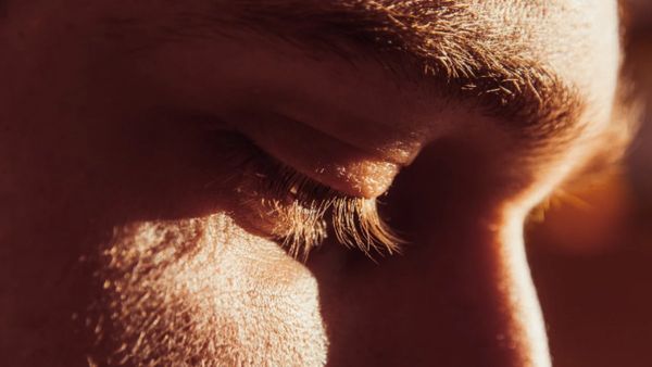 सोकर उठा तो लड़की बन चुका था युवक, परिवार वालों ने जमकर किया हंगामा और फिर...