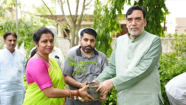 विश्व पर्यावरण दिवस पर दिल्‍ली सरकार के मंत्री गोपाल राय ने पौधे बांटे, प्रकृति की रक्षा करने की अपील की