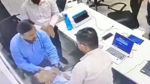 VIRAL: कौन थे HDFC मैनेजर राजेश शिंदे, जिनकी लैपटॉप पर काम करते-करते हो गई मौत, देखें VIDEO