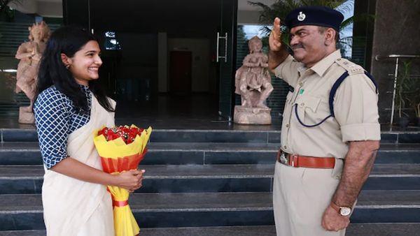 फादर्स डे की खूबसूरत तस्वीर, जब पिता ने बेटी को किया सैल्यूट