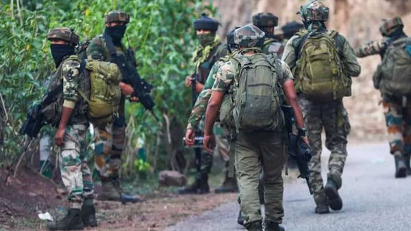 J&K: तीन दिनों में 4 आतंकी हमला, 2 जिलो में मुठभेड़, 6 पुलिसकर्मी, 1 CRPF का जवान घायल