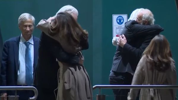 WikiLeaks के संस्थापक जूलियन असांजे 14 साल बाद रिहा, एयरपोर्ट पर पत्नी को कसकर लगाया गले, देखें Video