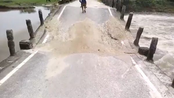 बिहार में एक और पुल ने ली 'जल समाधि', अररिया-सिवान, मोतिहारी के बाद अब किशनगंज में ढहा ब्रिज