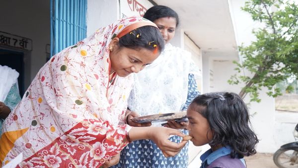 Chhattisgarh News: महिला एवं बाल विकास मंत्री शाला प्रवेश उत्सव में हुई शामिल, तिलक लगाकर खिलाई मिठाई