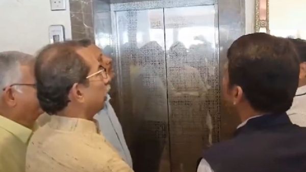 Maharashtra News:'ना-ना करते प्यार तुम्हीं से कर बैठे', लिफ्ट के इंतजार में फडणवीस से आमने-समाने पर ठाकरे