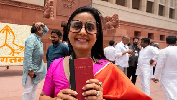 विपक्षी सांसदों का PM मोदी के 'आपातकाल' वाले बयान पर पलटवार, महुआ मोइत्रा बोलीं- देश की जनता BJP को समझ गई