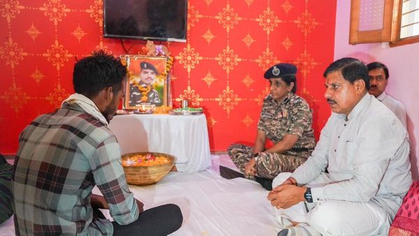 MP CM मोहन यादव ने शहीद कबीर उइके के परिजनों से की मुलाकात, 1 करोड़ और नौकरी का किया वादा