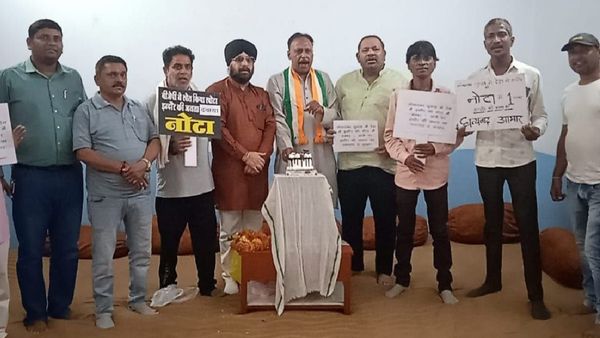 Indore News: NOTA में इंदौर बना नंबर-1, कांग्रेसियों ने केक काटकर मनाया जश्न