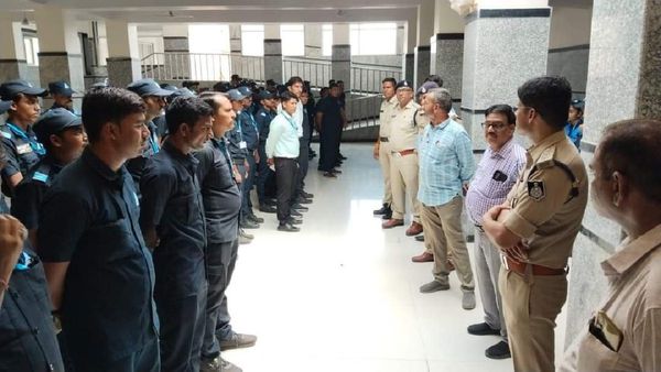 Ujjain News: दर्शनार्थियों के साथ कैसा रखें व्यवहार, महाकाल मंदिर के गार्डों को मिली स्पेशल ट्रेनिंग