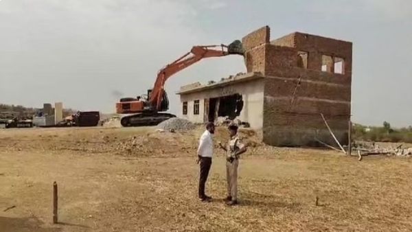 Rajasthan News: कोटा पुलिस पर हुए हमले में कड़ा एक्शन, आरोपी के ठिकानों पर चलाया बुलडोजर