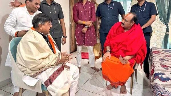 Radha Rani Controversy के बीच प्रदीप मिश्रा से मिले कैलाश विजयवर्गीय, हुई ये बात