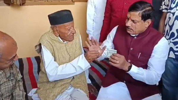 Father's Day पर पिता से मिले CM मोहन यादव, ऐसा मिला आशीर्वाद की हो गए भावुक